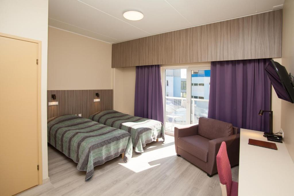 Двухместный (Улучшенный двухместный номер с 2 отдельными кроватями и балконом - Доступ в спа-центр) отеля Viiking Spa Hotel, Пярну