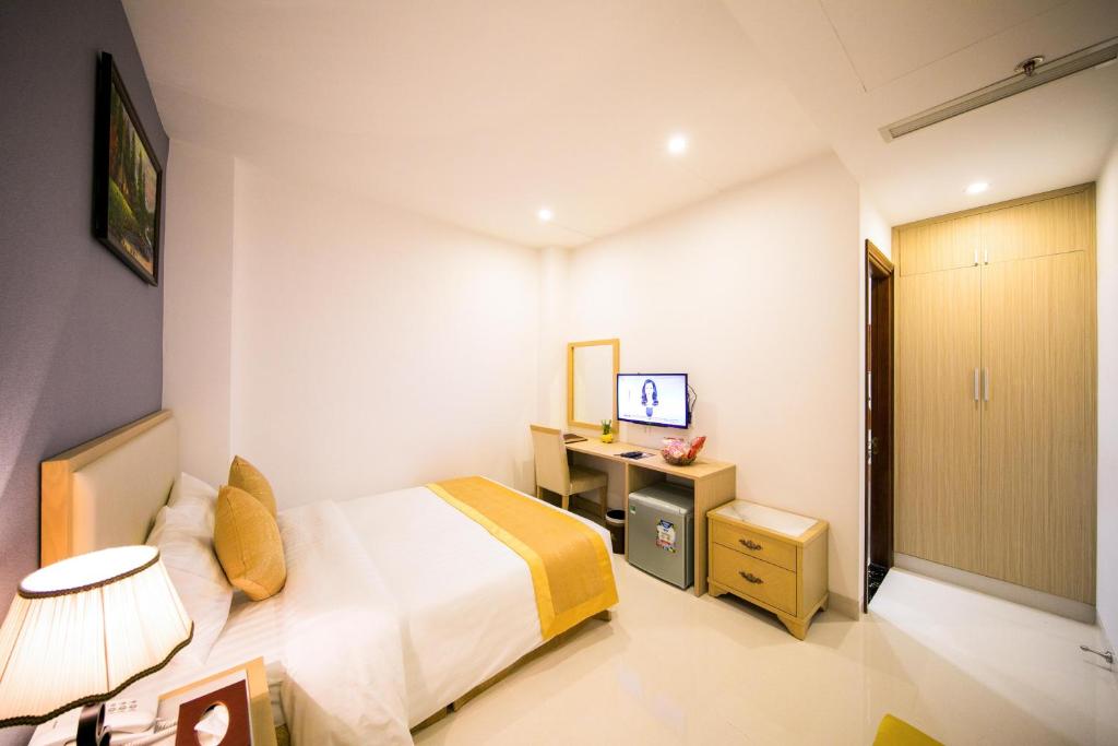 Двухместный (Стандартный двухместный номер с 1 кроватью - Без окна) отеля Le Saigon Hotel, Хошимин