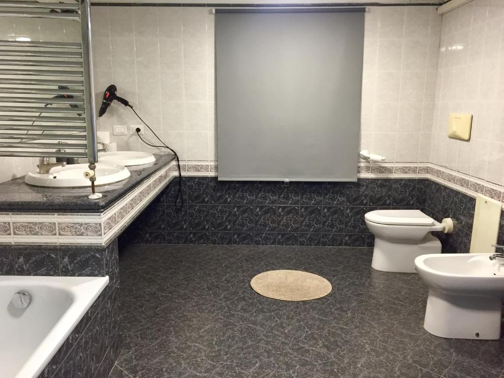 Четырехместный (Четырехместный номер с собственной ванной комнатой вне номера) отеля Mola Rooms, Неаполь