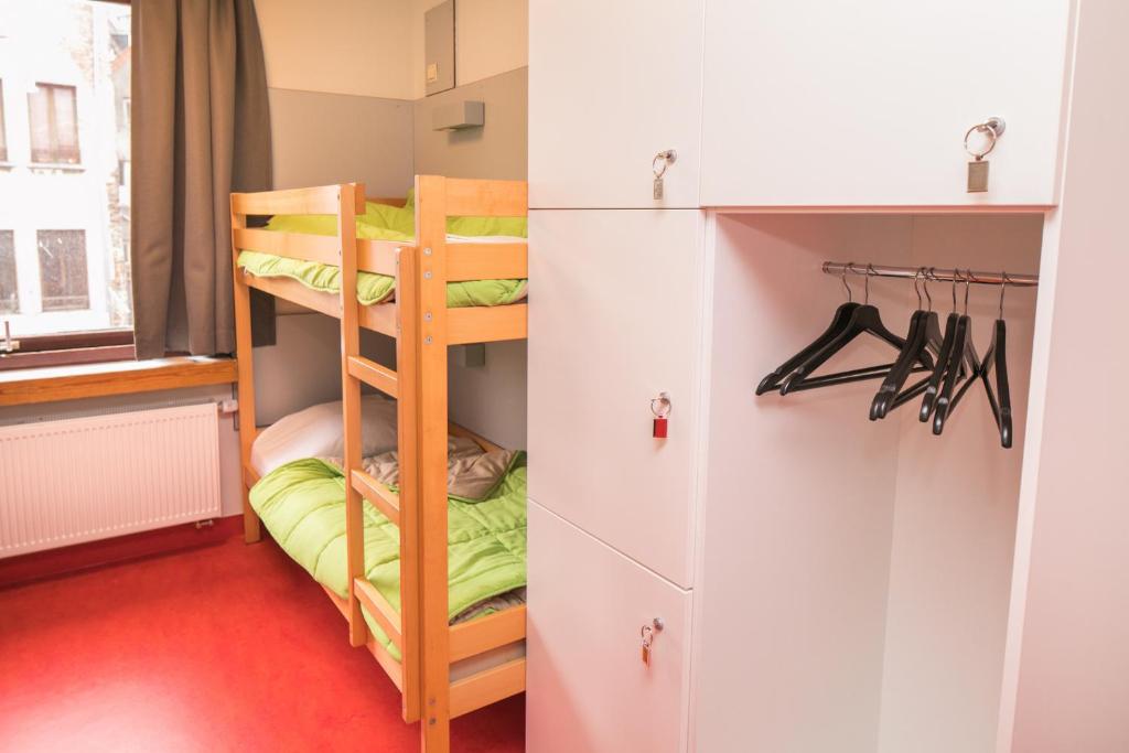 Номер (Спальное место на двухъярусной кровати в общем номере для женщин) хостела Hostel Bruegel, Брюссель