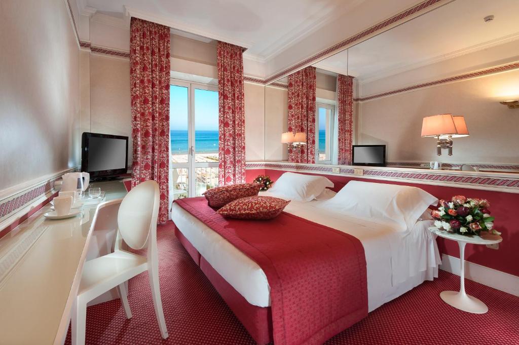 Двухместный (Двухместный номер с 1 кроватью или 2 отдельными кроватями и балконом с видом на море) отеля Hotel Milton Rimini, Римини