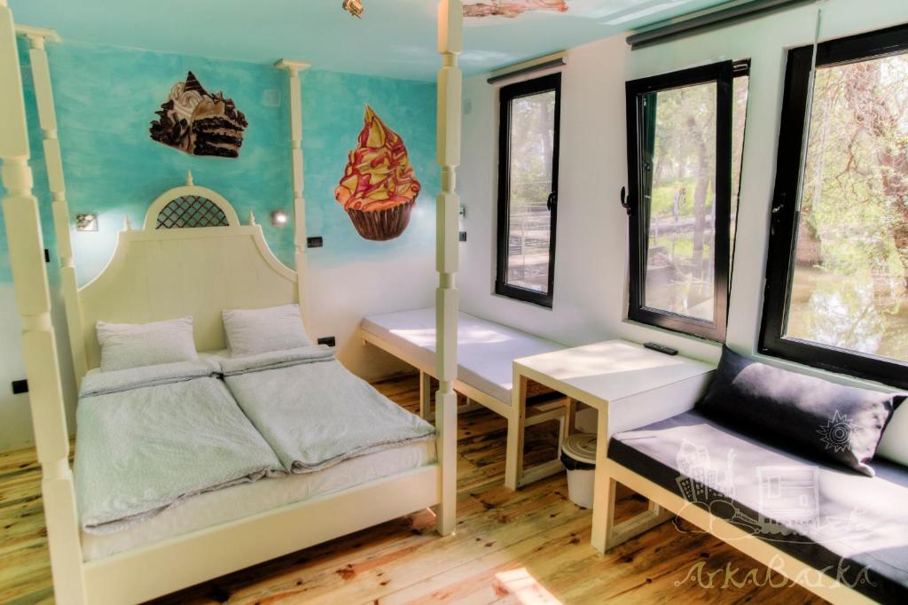 Номер (Кровать в общем номере с 5 кроватями), ArkaBarka Floating Hostel