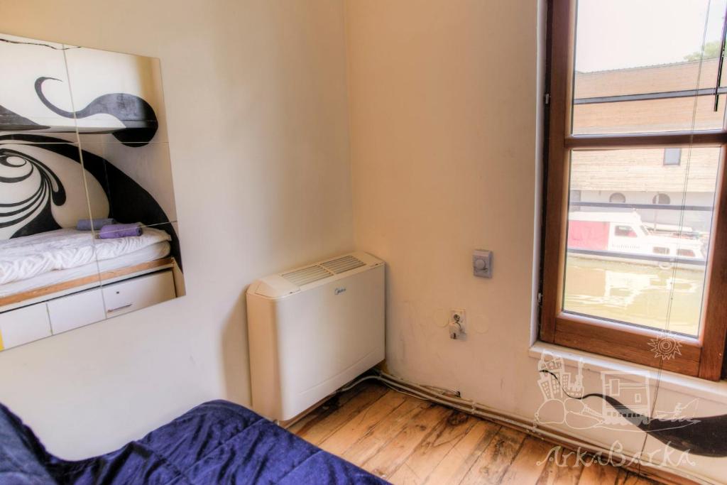 Двухместный (Двухместный номер с 1 кроватью или 2 отдельными кроватями и общей ванной комнатой - «Птичье гнездо») хостела ArkaBarka Floating Hostel, Белград