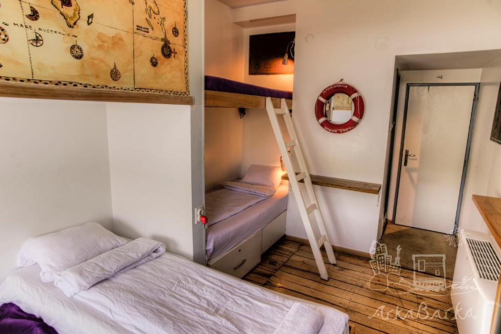 Трехместный (Трехместный номер с собственной ванной комнатой - «Плавающие друзья») хостела ArkaBarka Floating Hostel, Белград