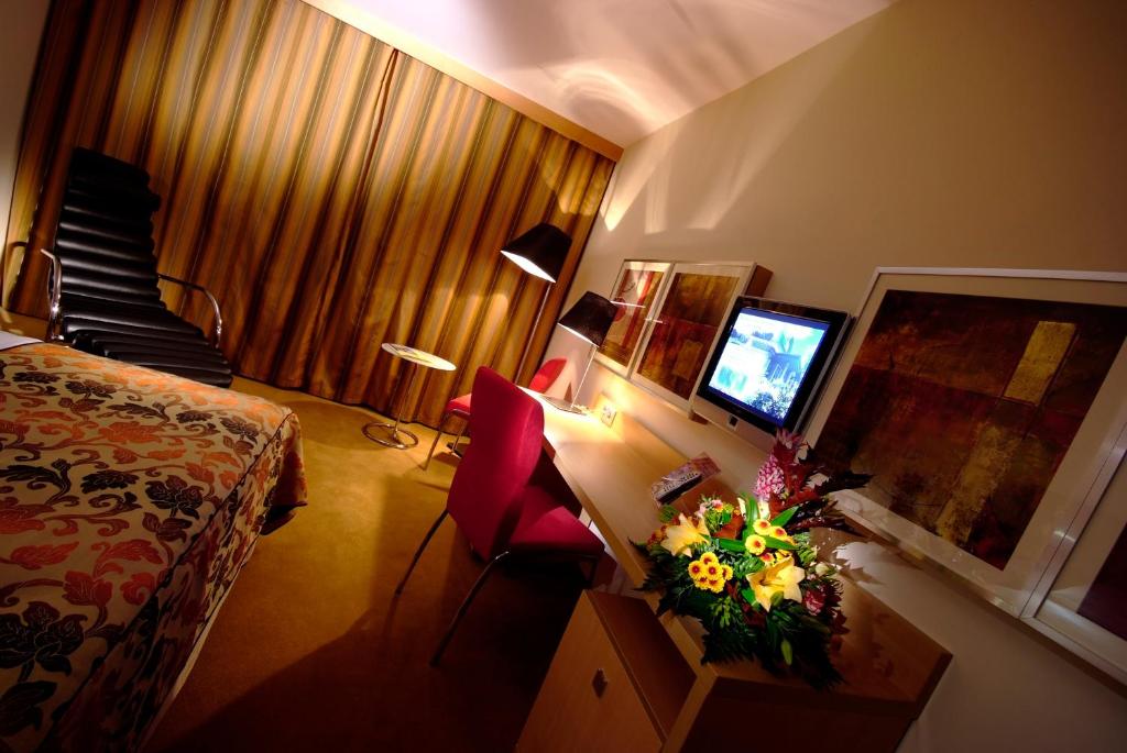 Двухместный (Улучшенный двухместный номер с 1 кроватью и видом на озеро) отеля Hotel HP Park, Познань