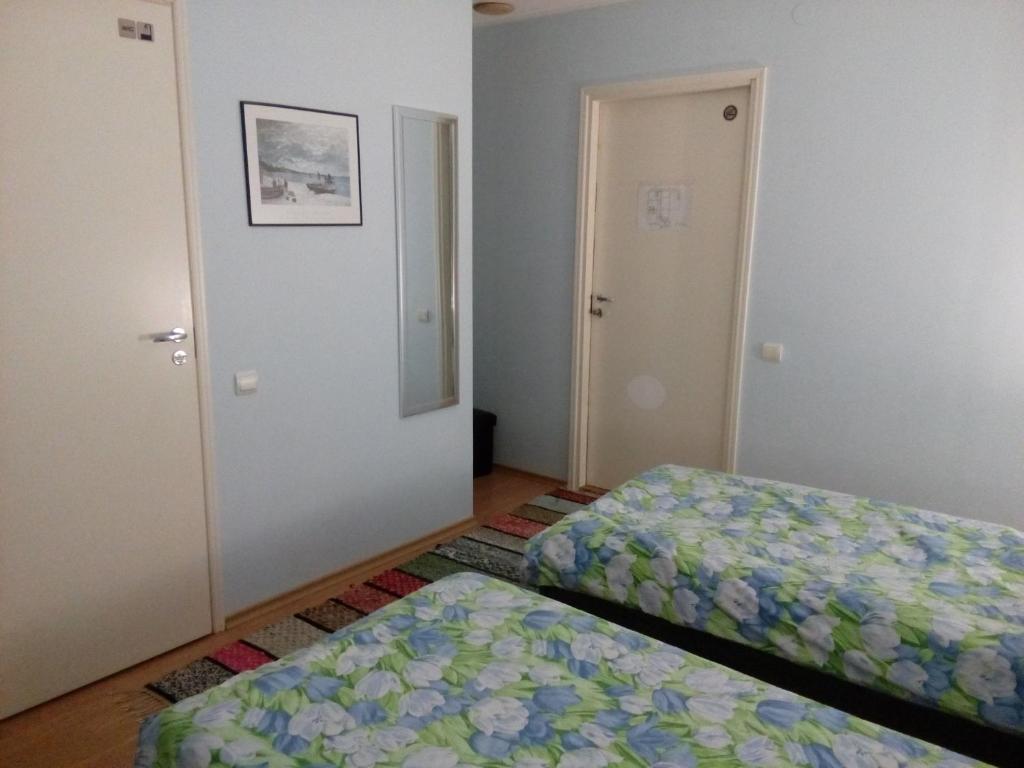 Двухместный (Стандартный двухместный номер с 2 отдельными кроватями) хостела Anette Hostel, Пярну