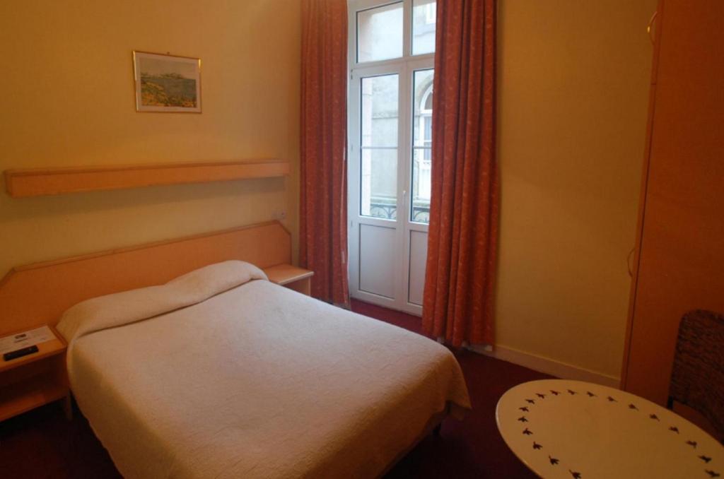 Двухместный (Классический двухместный номер с 1 кроватью или 2 отдельными кроватями) отеля Anne de Bretagne, Сен-Мало