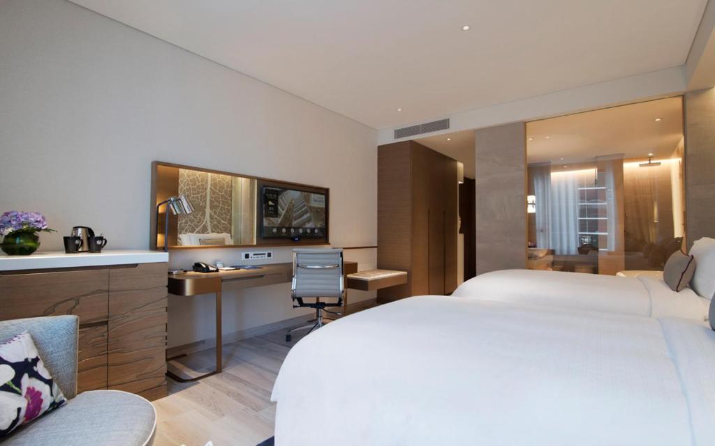 Двухместный (Двухместный номер «Премиум» с 2 отдельными кроватями и видом на залив) отеля Al Bandar Rotana – Dubai Creek, Дубай