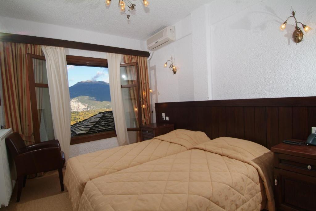Двухместный (Стандартный двухместный номер с 1 кроватью или 2 отдельными кроватями, вид на горы) отеля Hotel Taxiarches, Аристи