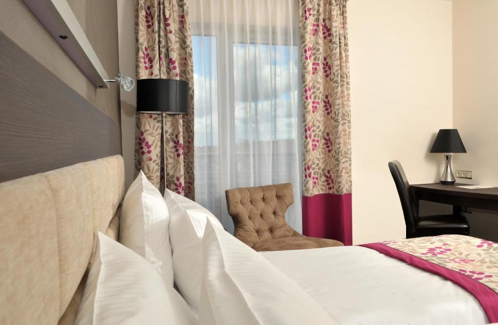 Двухместный (Улучшенный номер с кроватью размера «king-size») отеля Hotel 3 Trio, Белосток