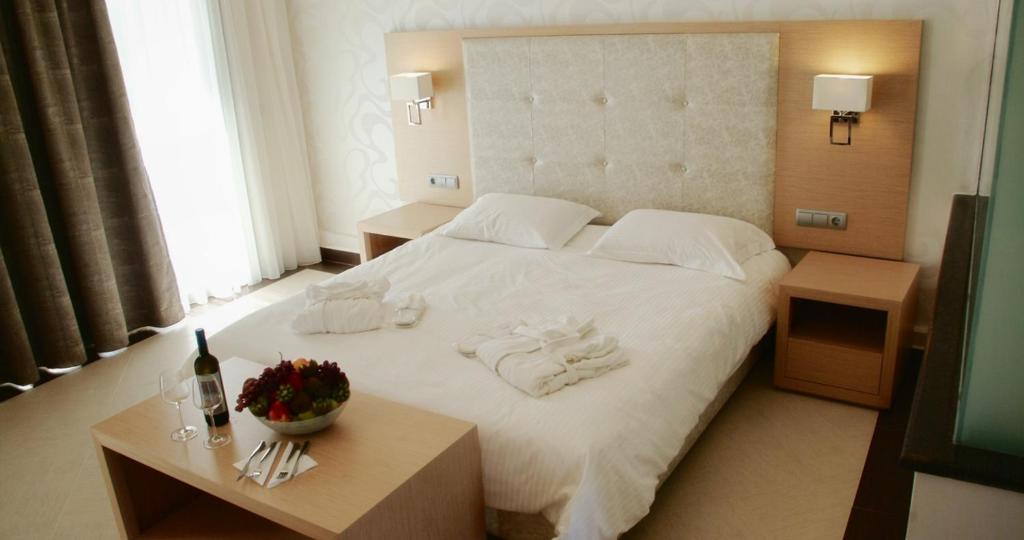 Двухместный (Двухместный номер Делюкс с 1 кроватью и видом на сад) отеля Ionian Emerald Resort, Каравомилос