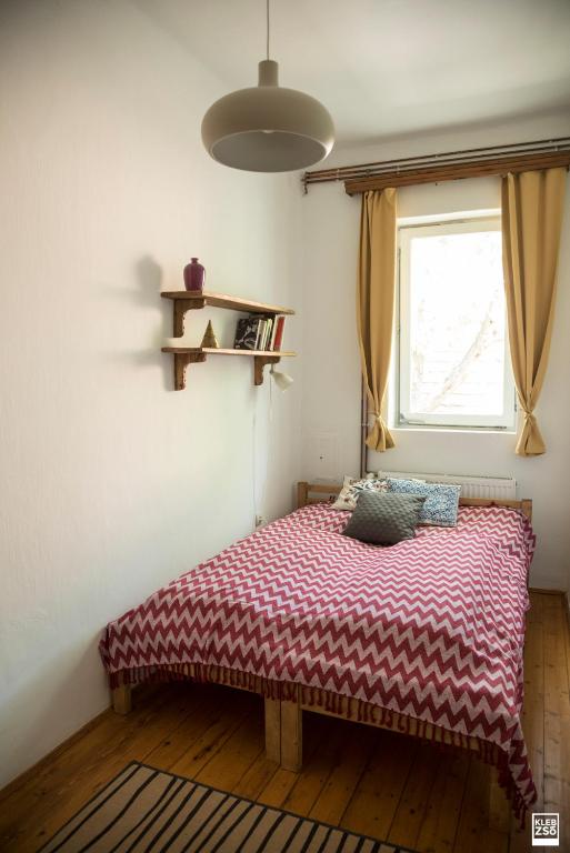 Двухместный (Двухместный номер с 1 кроватью или 2 отдельными кроватями, общая ванная комната) гостевого дома Liget Vendégház, Ревфюлёп