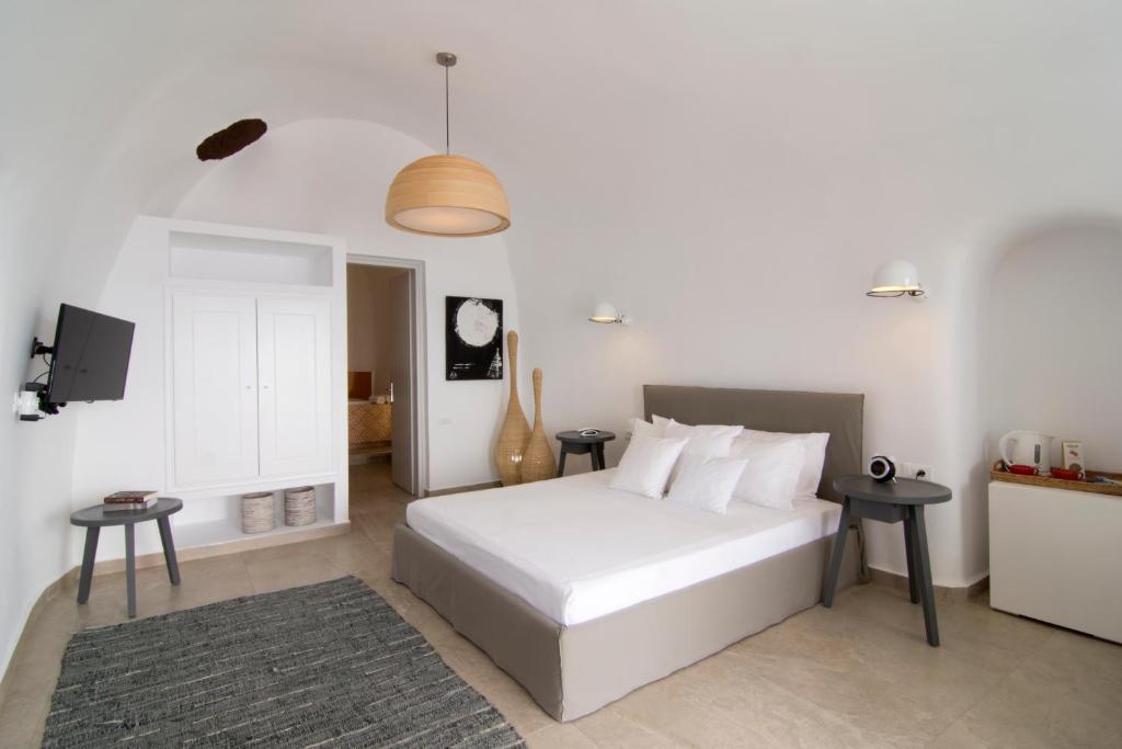 Сьюит (Люкс «Абсолют» с собственной гидромассажной ванной и видом на кальдеру) отеля Santorini Secret Suites & Spa, Оя