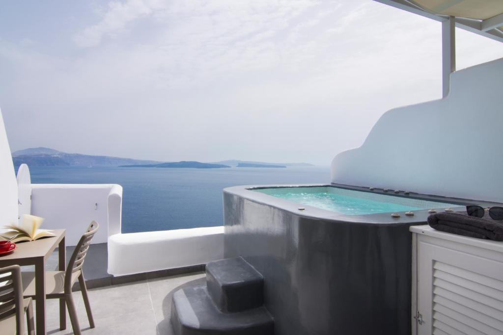 Сьюит (Люкс Pure с гидромассажной ванной и видом на кальдеру) отеля Santorini Secret Suites & Spa, Оя