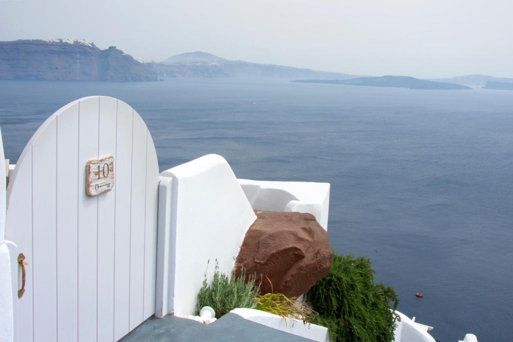 Сьюит (Люкс «Премиум» с гидромассажной ванной и видом на кальдеру) отеля Santorini Secret Suites & Spa, Оя