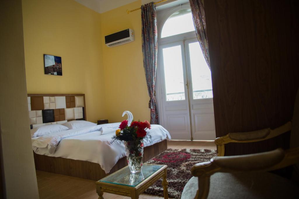 Двухместный (Улучшенный номер с кроватью размера «king-size») отеля New Grand Royal Hotel, Каир