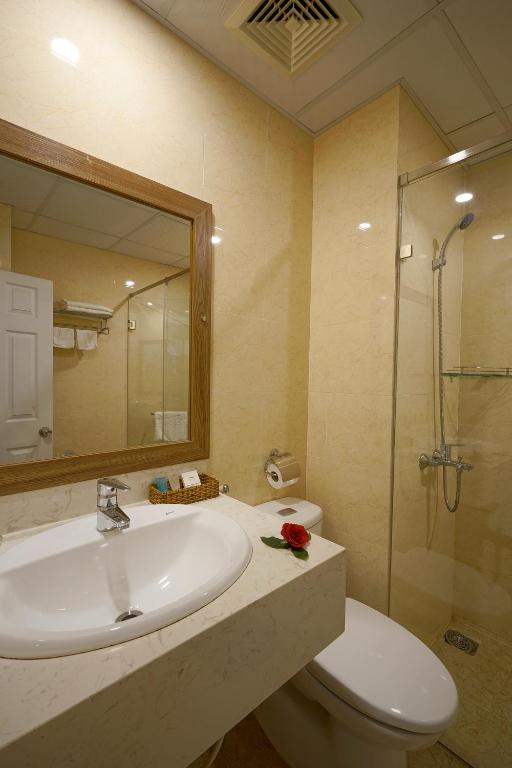 Двухместный (Улучшенный двухместный номер с 1 кроватью) отеля Nice Dream Hotel, Далат