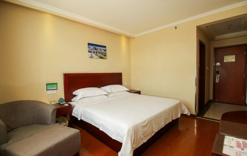 Двухместный (Номер с кроватью размера «queen-size») отеля GreenTree Inn Hainan Haikou Guomao Business Hotel, Хайкоу