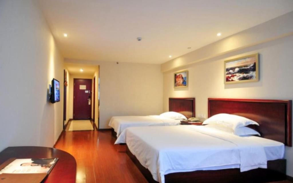 Двухместный (Для граждан материковой части Китая — Стандартный двухместный номер с 2 отдельными кроватями) отеля GreenTree Inn Hainan, Хайкоу