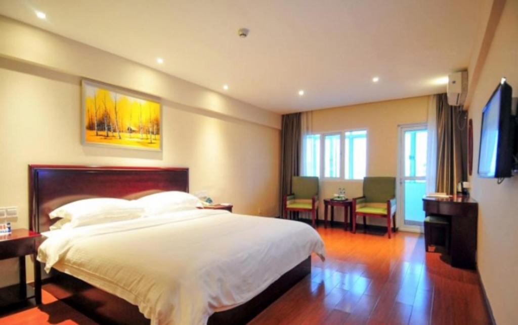 Двухместный (Для граждан материкового Китая - Номер Делюкс с кроватью размера «super king-size») отеля GreenTree Inn Hainan, Хайкоу