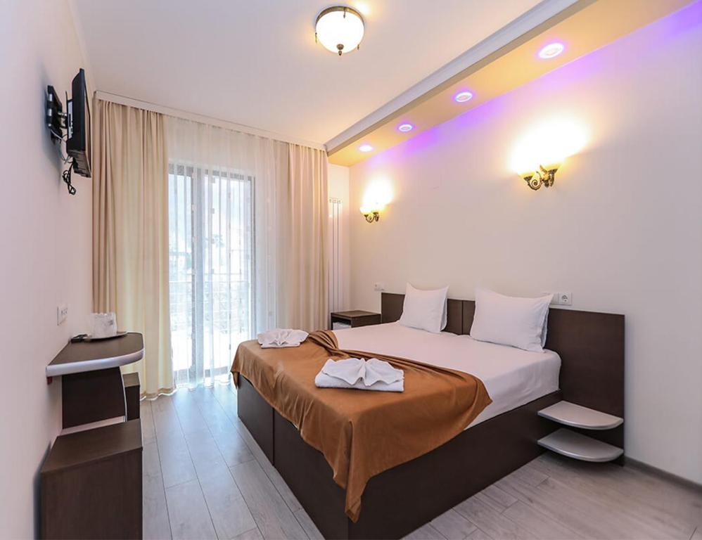 Двухместный (Двухместный номер с 2 отдельными кроватями и террасой) отеля Hotel Holiday Maria, Бэиле-Херкулане