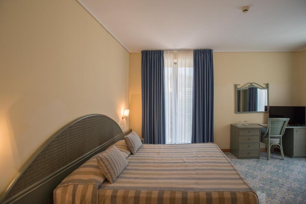 Трехместный (Улучшенный трехместный номер) отеля Hotel Villa Maria, Сорренто