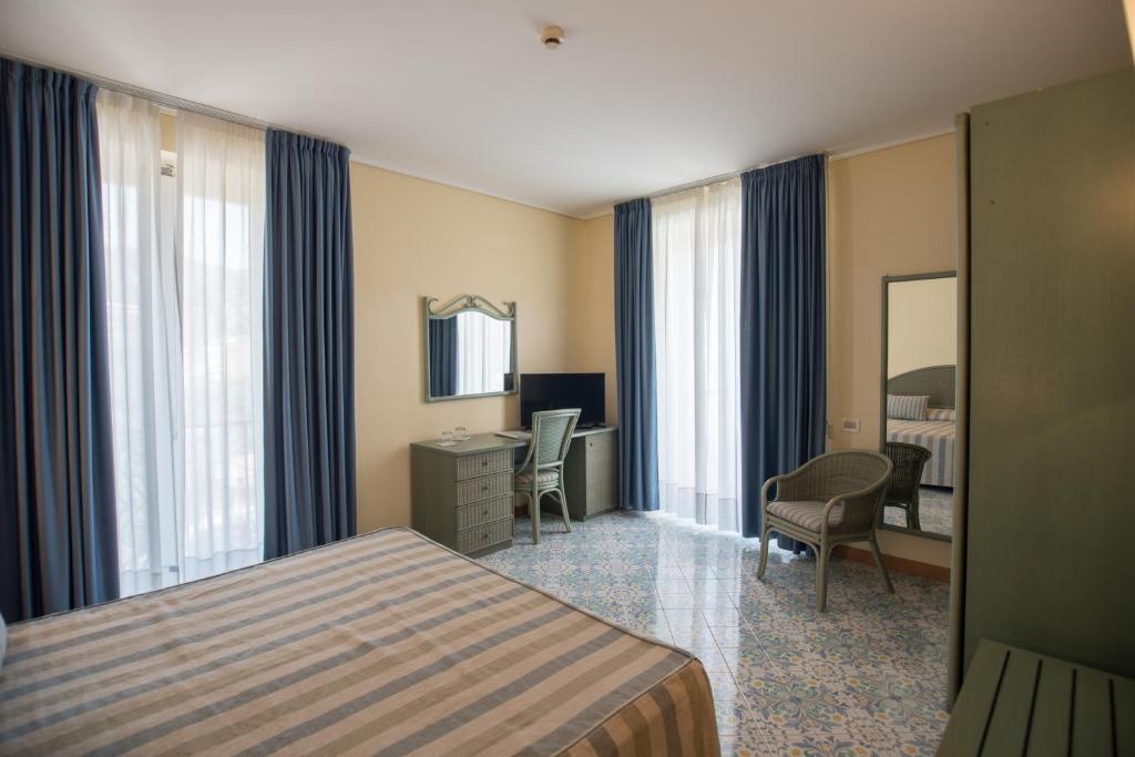 Двухместный (Улучшенный двухместный номер с 1 кроватью) отеля Hotel Villa Maria, Сорренто