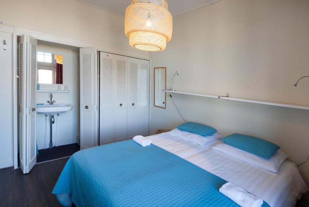 Двухместный (Стандартный двухместный номер с 2 отдельными кроватями и собственной ванной комнатой, расположенной за пределами номера) отеля Hotel XL, Зандфорт
