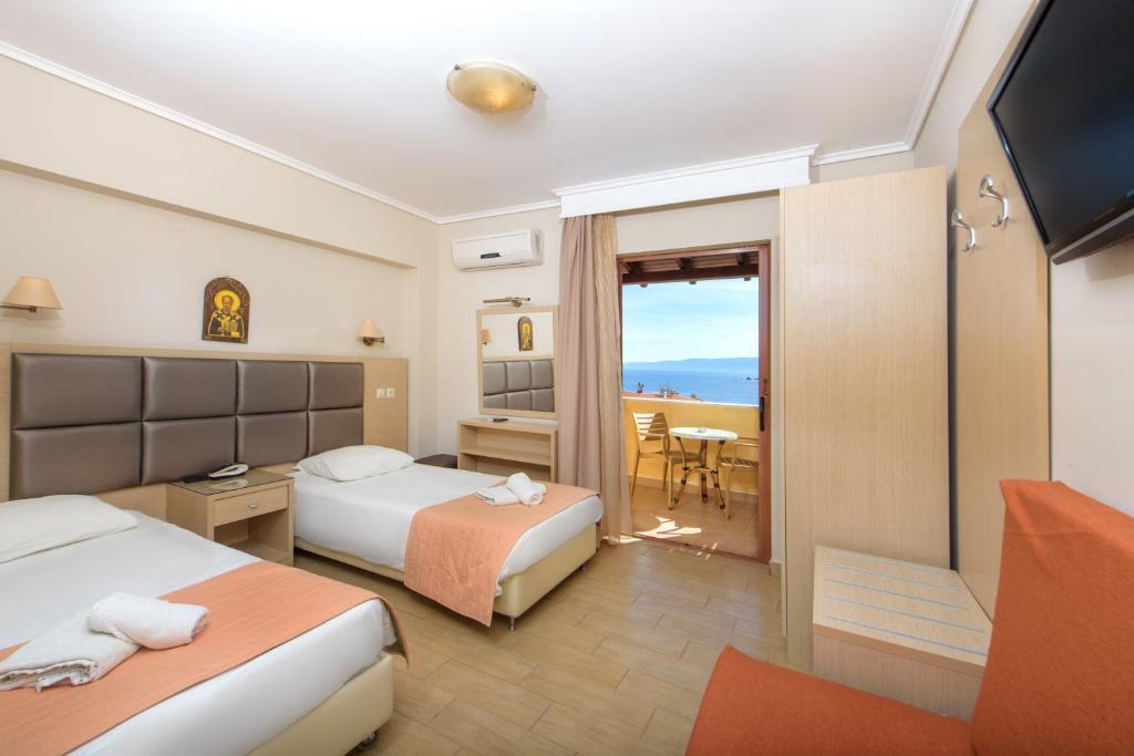Трехместный (Двухместный номер с двуспальной кроватью и дополнительной кроватью) отеля Ouranoupolis Princess, Уранополис