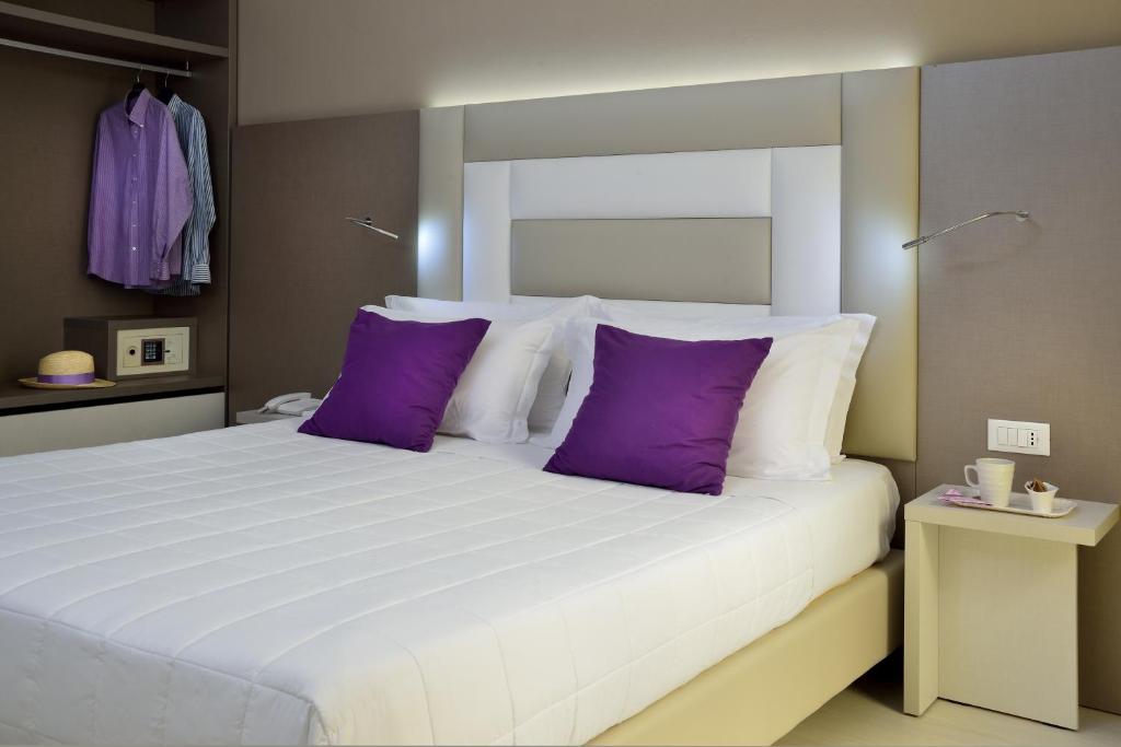 Двухместный (Улучшенный двухместный номер с 1 кроватью или 2 отдельными кроватями) отеля Hotel Boemia, Риччоне