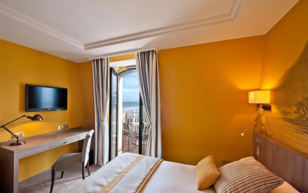 Двухместный (Улучшенный двухместный номер с 1 кроватью или 2 отдельными кроватями и видом на море) отеля Hôtel Le Nouveau Monde, Сен-Мало