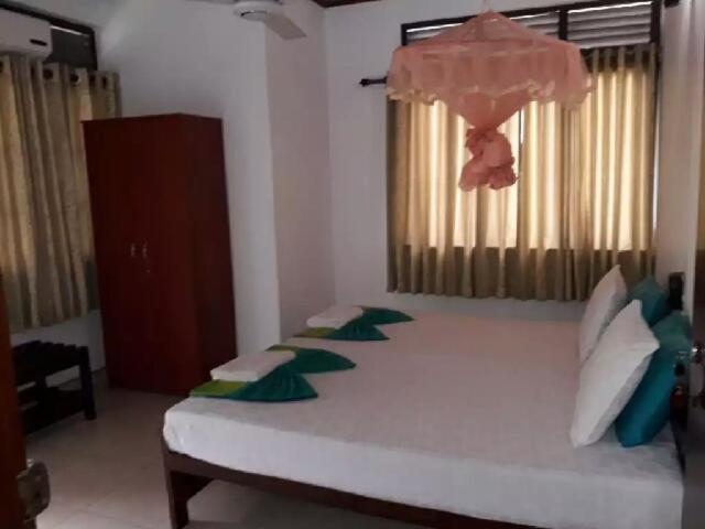 Двухместный (Двухместный номер Делюкс с 1 кроватью и балконом) гостевого дома Thilanka Beach Resort, Дехивала-Маунт-Лавиния