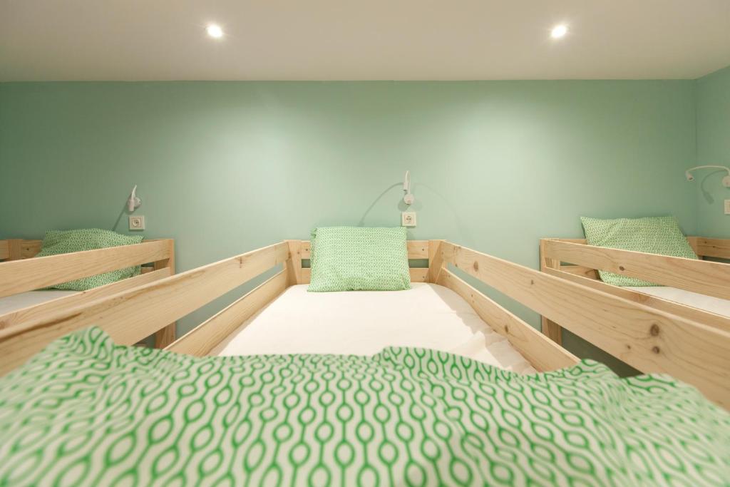 Номер (Спальное место на двухъярусной кровати в общем номере для мужчин и женщин) хостела Balea Hostel, Сан-Себастьян, Страна Басков