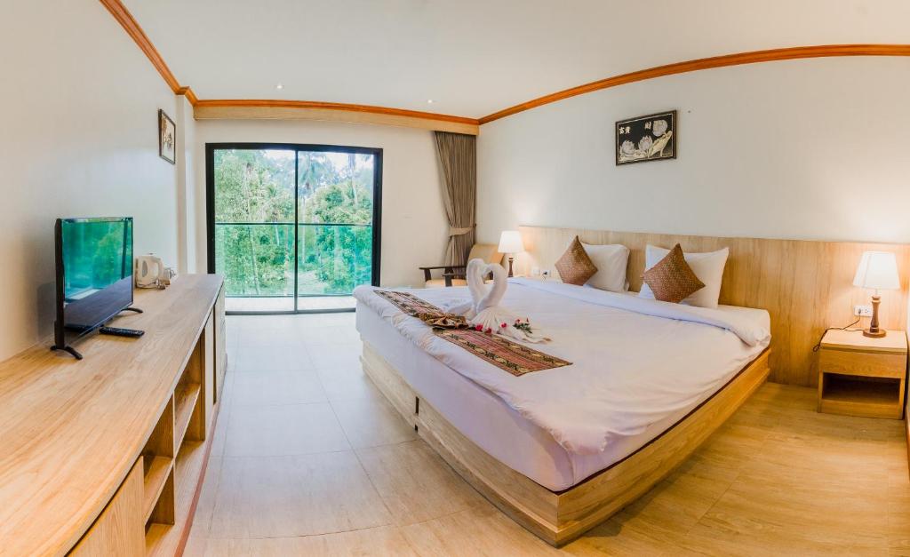 Двухместный (Двухместный номер с 1 кроватью и видом на бассейн) отеля Airport Beach Hotel Phuket, Пхукет