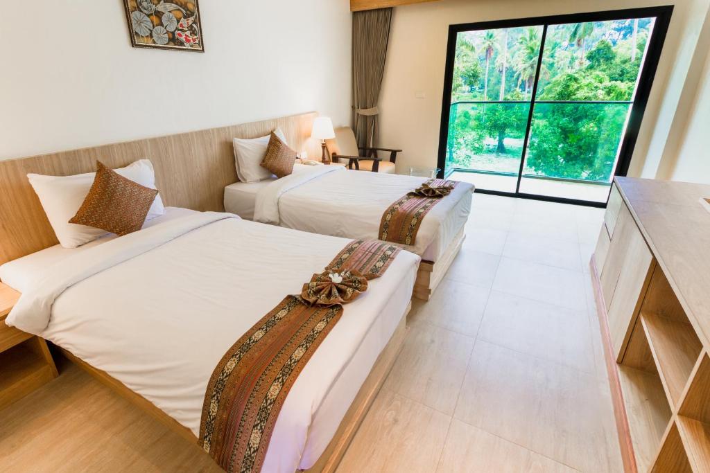 Двухместный (Двухместный номер с 2 отдельными кроватями и видом на бассейн) отеля Airport Beach Hotel Phuket, Пхукет