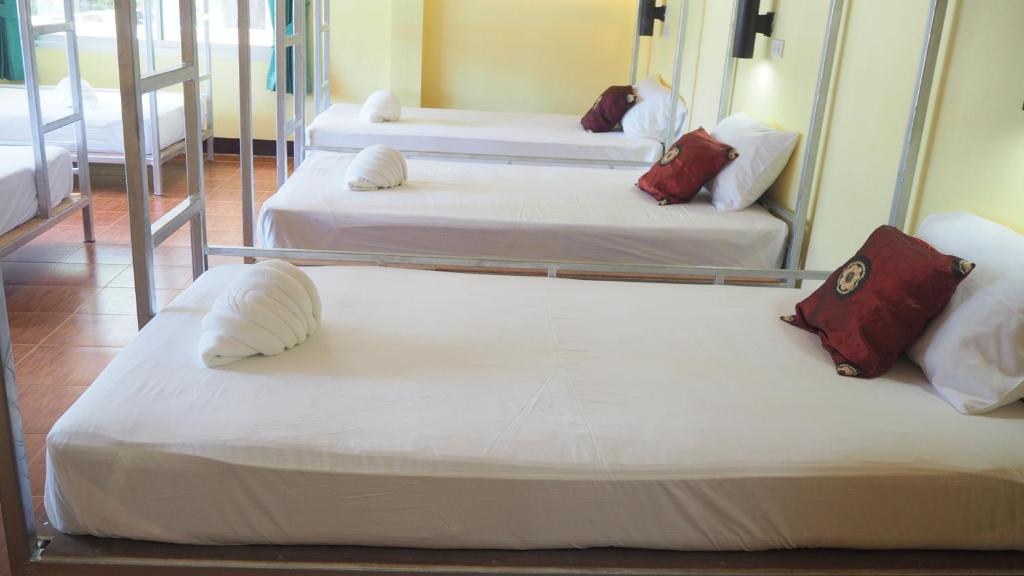 Номер (Спальное место на двухъярусной кровати в общем номере для мужчин и женщин) хостела Chaokoh Dorm Room, Пхи-Пхи