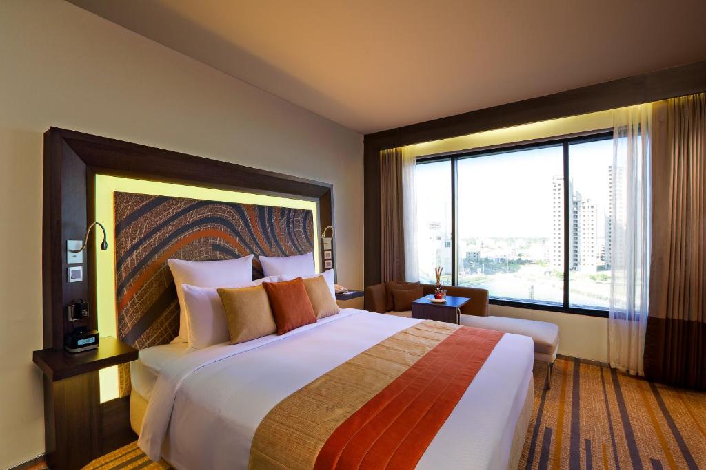 Двухместный (Superior Room King Size Bed with WIFI) отеля Novotel Kolkata Hotel and Residences, Калькутта