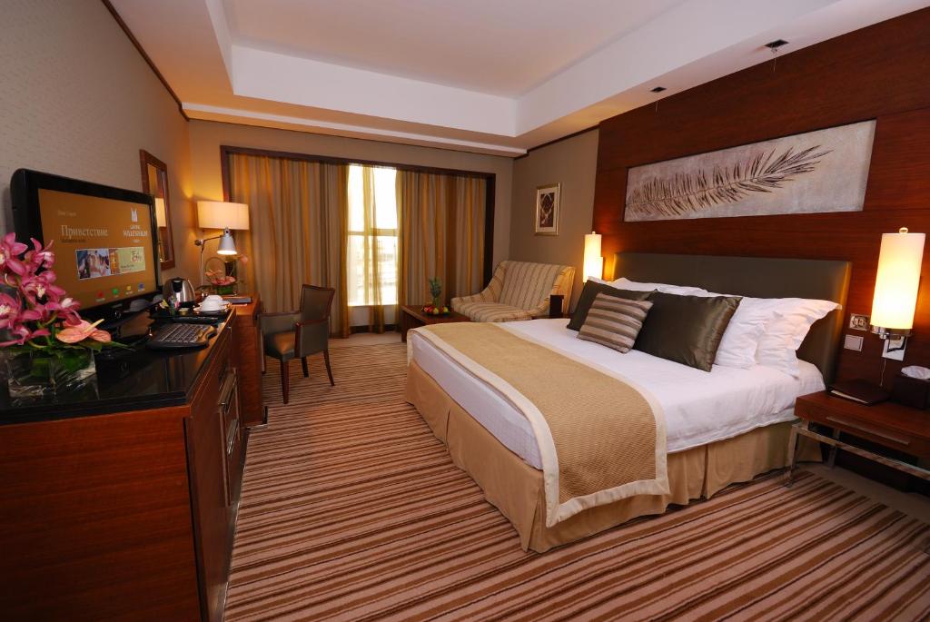 Двухместный (Улучшенный номер с кроватью размера «king-size») отеля Grand Millennium Dubai, Дубай