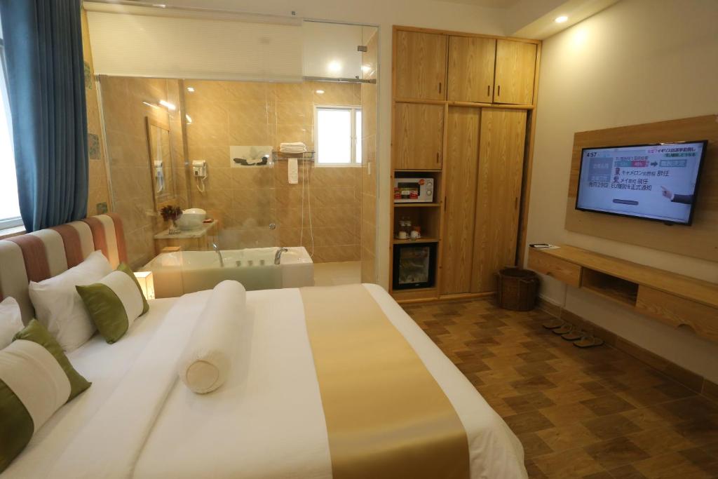 Двухместный (Двухместный номер «Гранд» Делюкс с 1 кроватью) отеля Thuy Sakura Hotel, Хошимин