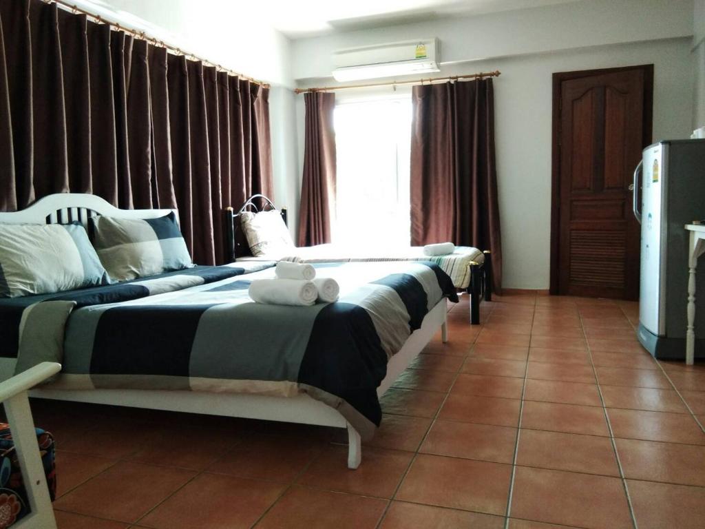 Двухместный (Двухместный номер Делюкс с 1 кроватью и дополнительной кроватью) отеля Lomsabai, Чонбури