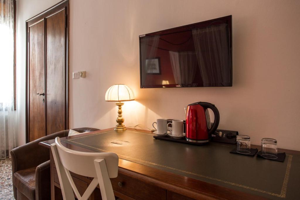 Двухместный (Двухместный номер с 1 кроватью и собственной ванной комнатой вне номера) отеля Ca' Santo Spirito, Венеция