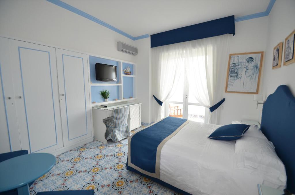 Двухместный (Улучшенный двухместный номер с 1 кроватью или 2 отдельными кроватями) отеля Albergo Gatto Bianco, Капри