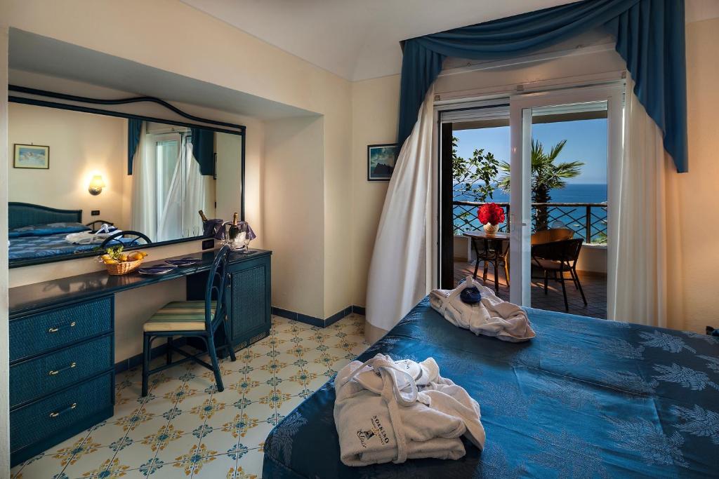 Двухместный (Двухместный номер «Комфорт» с 1 кроватью, вид на море) отеля Sorriso Thermae Resort & Spa, Искья