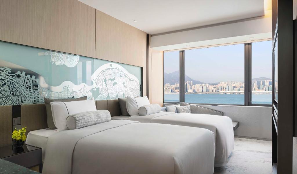 Двухместный (Двухместный номер с 2 отдельными кроватями и видом на гавань) отеля Hotel VIC on the Harbour, Гонконг (город)