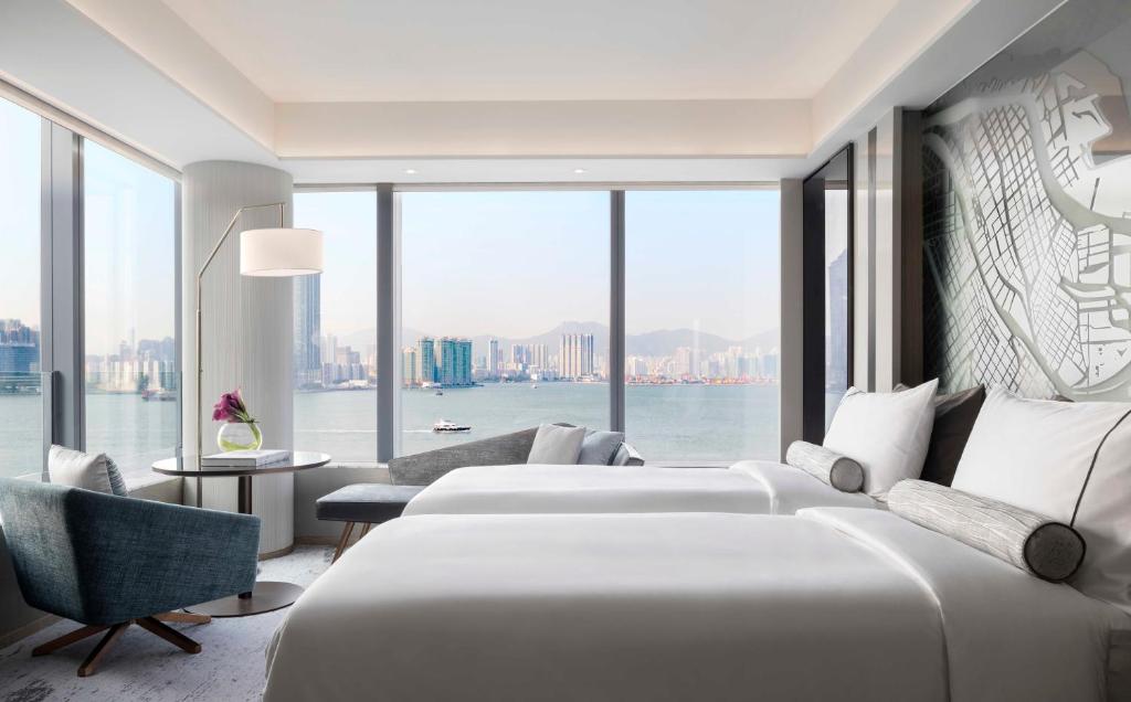 Трехместный (Двухместный номер Делюкс с 2 отдельными кроватями и видом на гавань) отеля Hotel VIC on the Harbour, Гонконг (город)