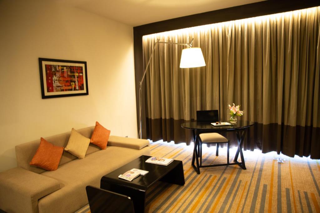 Апартаменты (1 Bedroom Apartment with Kitchen, Premium Wifi, 15 % off on Food & Soft Beverage) отеля Novotel Kolkata Hotel and Residences, Калькутта