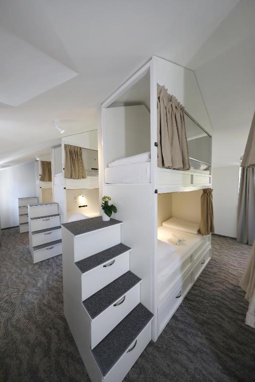 Номер (Кровать в 8-местном общем номере для мужчин и женщин с собственной ванной комнатой) хостела Downtown Boutique Hostel, Задар