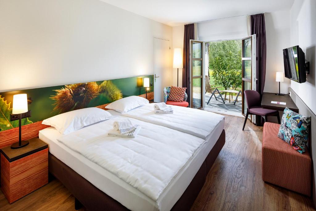Двухместный (Premium Room with Terrace and Air Conditioning) отеля Bellinzona Sud Swiss Quality Hotel, Беллинцона