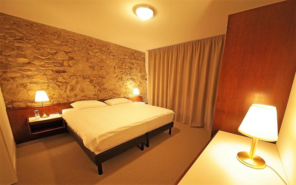 Двухместный (Улучшенный двухместный номер с 1 кроватью) отеля GALION Hôtel, Restaurant et Pub, Лозанна