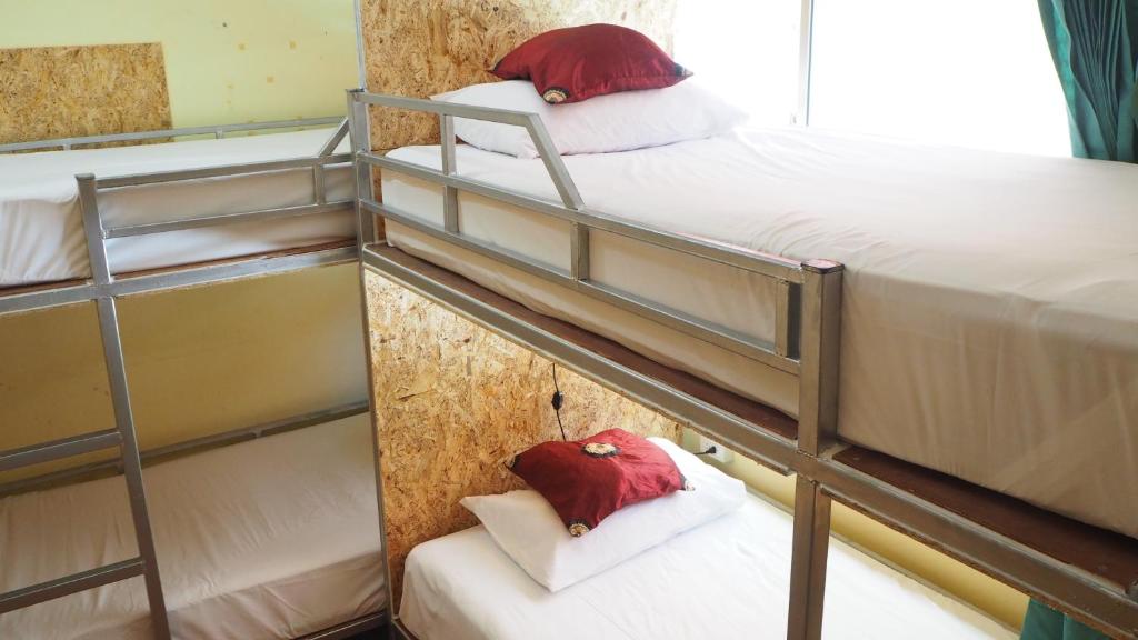 Номер (Кровать в общем 4-местном номере для мужчин и женщин) хостела Chaokoh Dorm Room, Пхи-Пхи